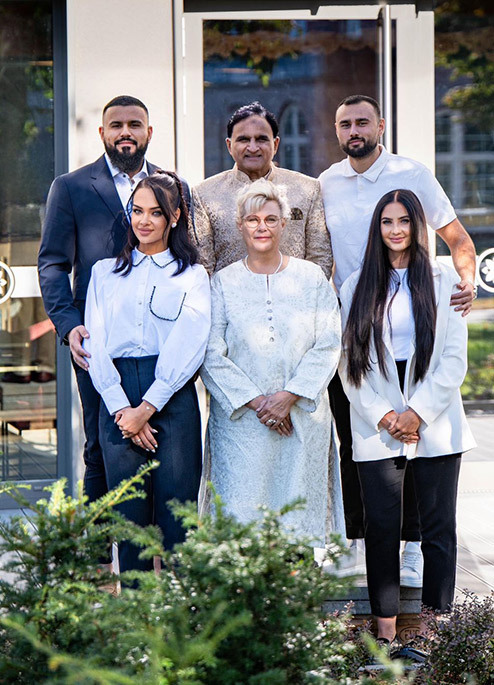 Royal Tandoor: Team & Familie Royal Tandoor: Team & Familie